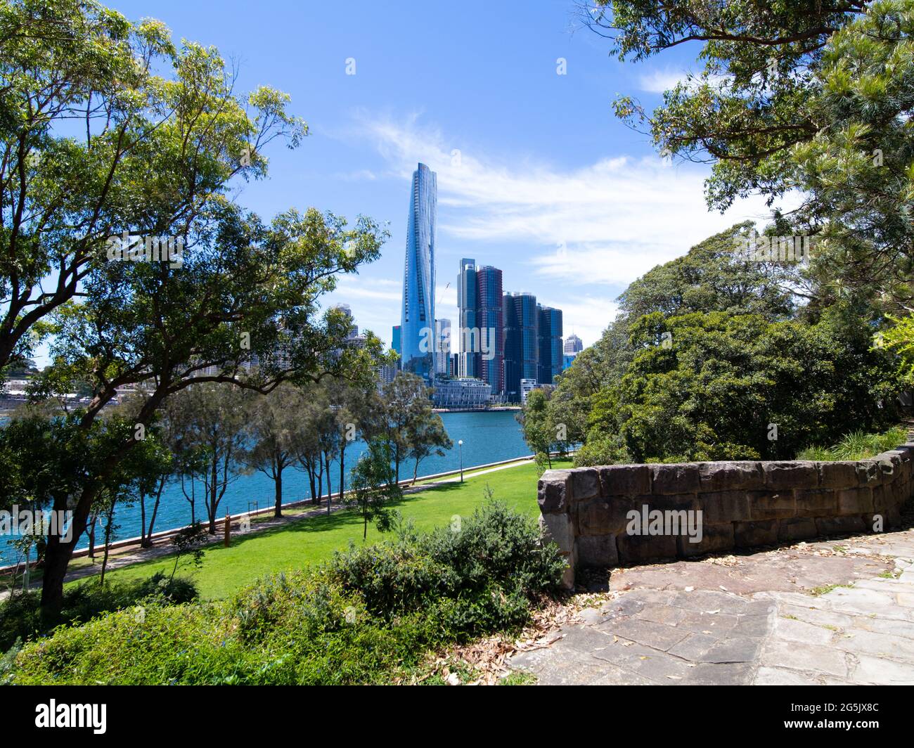 Blick auf den Hafen von Sydney und CDB an einem schönen sonnigen blauen Himmel klares blaues Wasser Boote Yachten und Fähren Wohn- und Geschäftsgebäude Australien Stockfoto