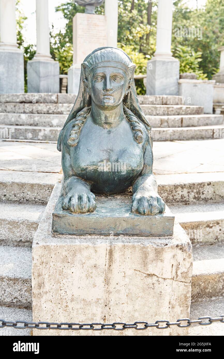 Bronzestatue Sphinx im Park El Capricho, vor der Exedra in Madrid im 18. Jahrhundert. Vertikale Fotografie Stockfoto