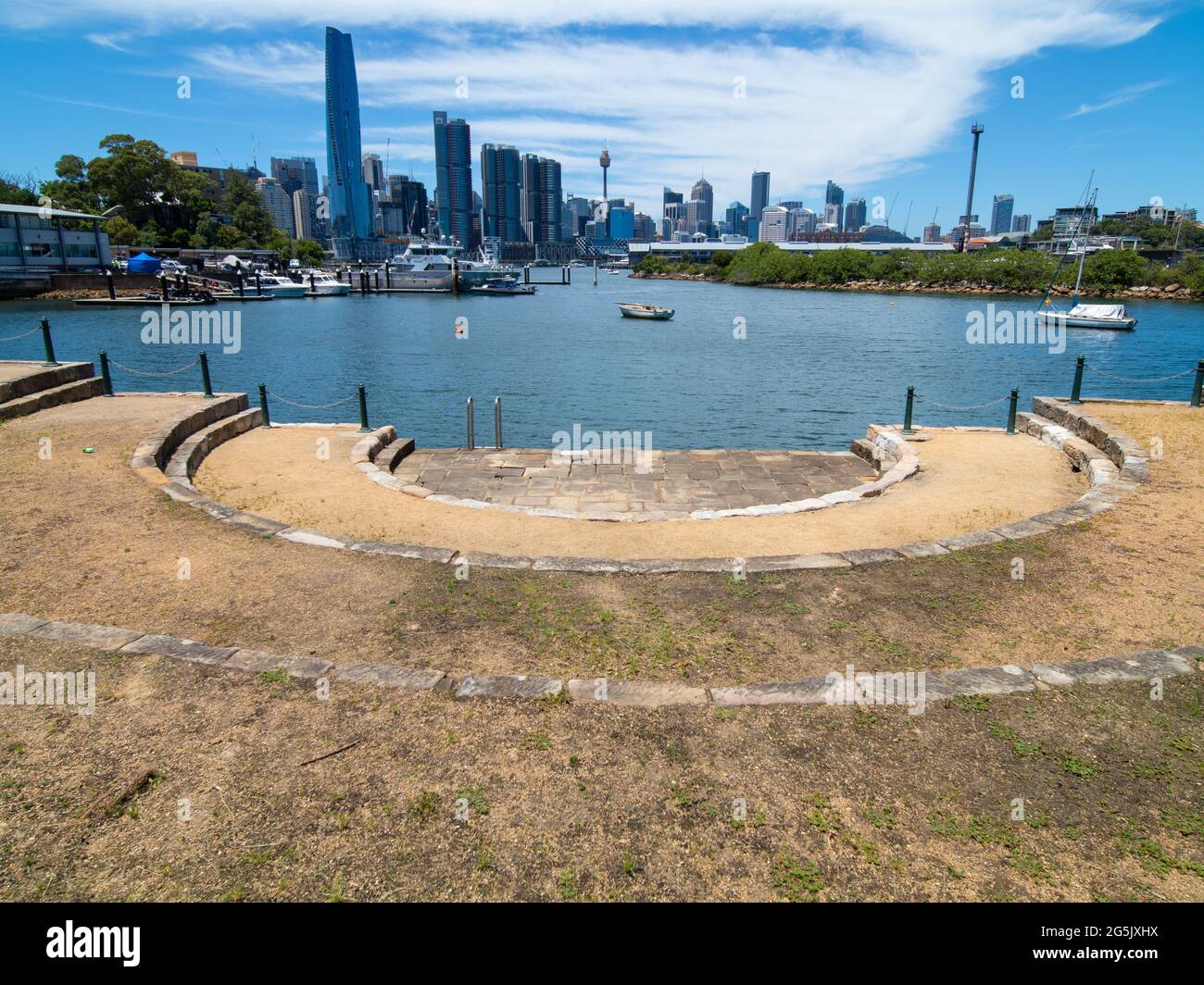 Blick auf den Hafen von Sydney und CDB an einem schönen sonnigen blauen Himmel klares blaues Wasser Boote Yachten und Fähren Wohn- und Geschäftsgebäude Australien Stockfoto