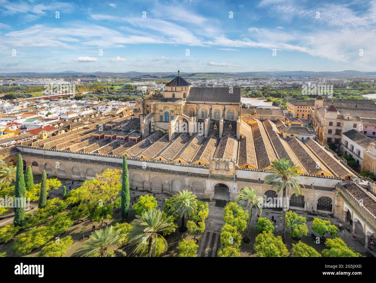 Cordoba, Spanien. Blick auf die Moschee-Kathedrale vom Turm Torre Campanario Stockfoto