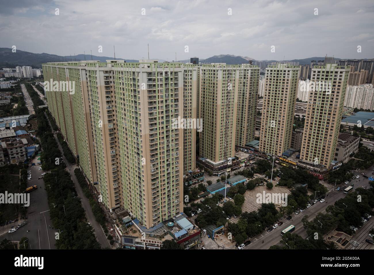 Hohe und enge hohe Wohngebäude in der chinesischen Stadt Stockfoto