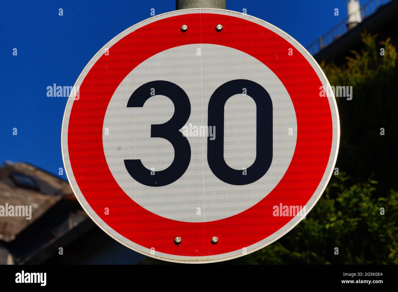 Schild: Zulässige Höchstgeschwindigkeit 30 km/h. Stockfoto
