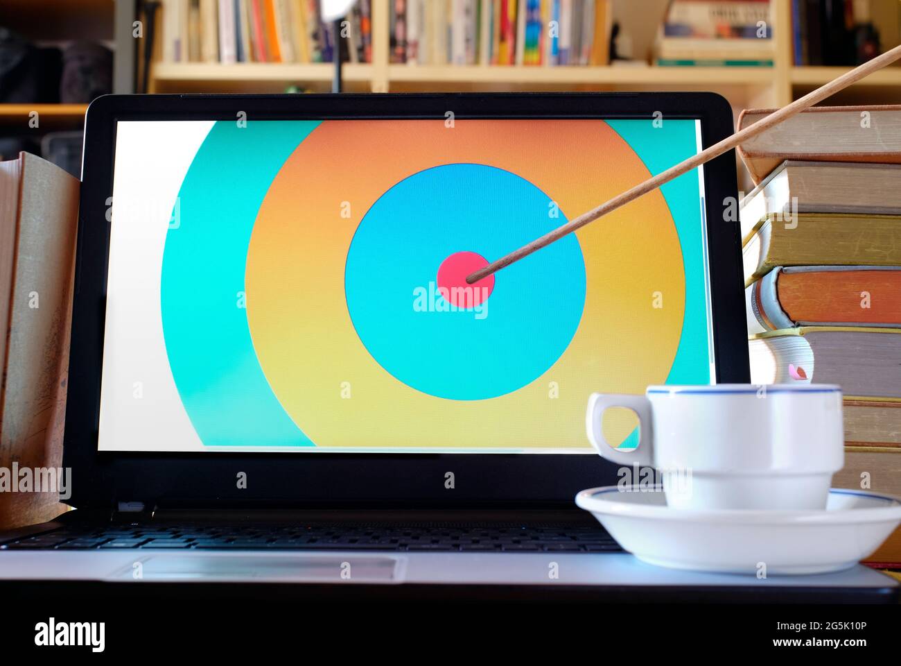 Geschäftskonzept, Beratungsservice, Lösung für ein Problem, Innovation, Idee Metapher, Laptop und Ziel mit Pfeil, Nahaufnahme engen Fokus Stockfoto