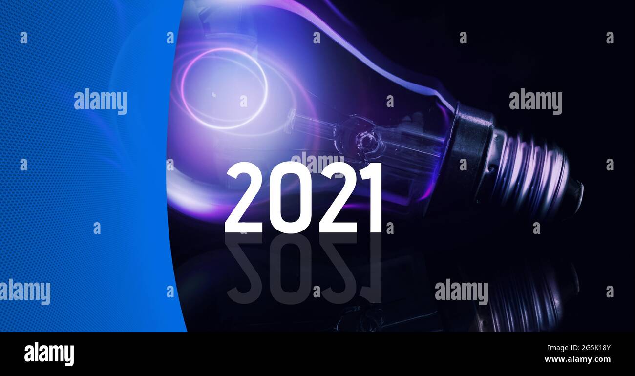 Zusammensetzung von 2021 über violett beleuchteten Glühbirne Stockfoto