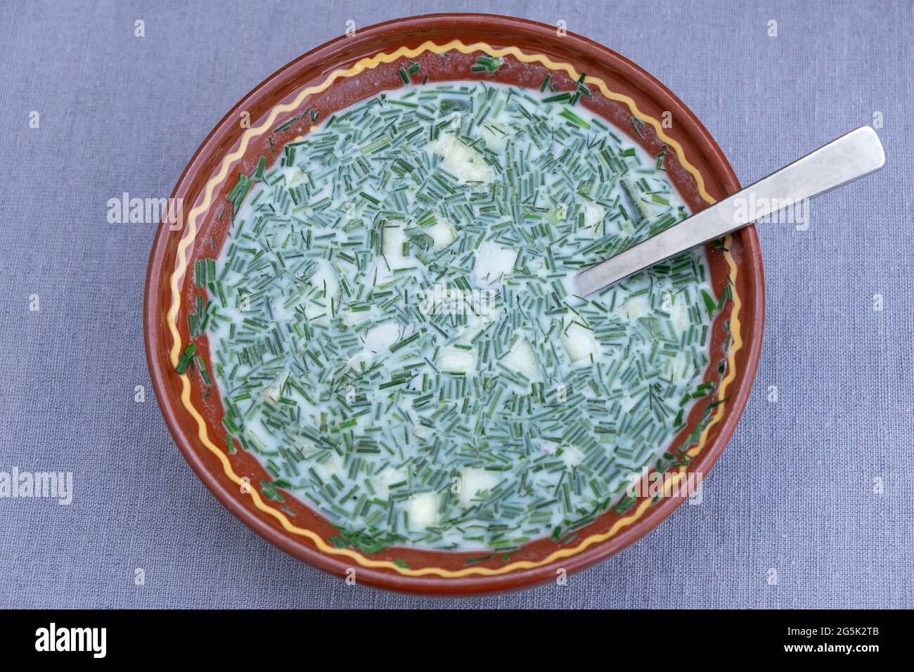 Okroshka. Ethno traditionelle russische sommerlich kalte grüne Salatsuppe mit Gurken, Zwiebeln und Kräutern. Draufsicht. Stockfoto