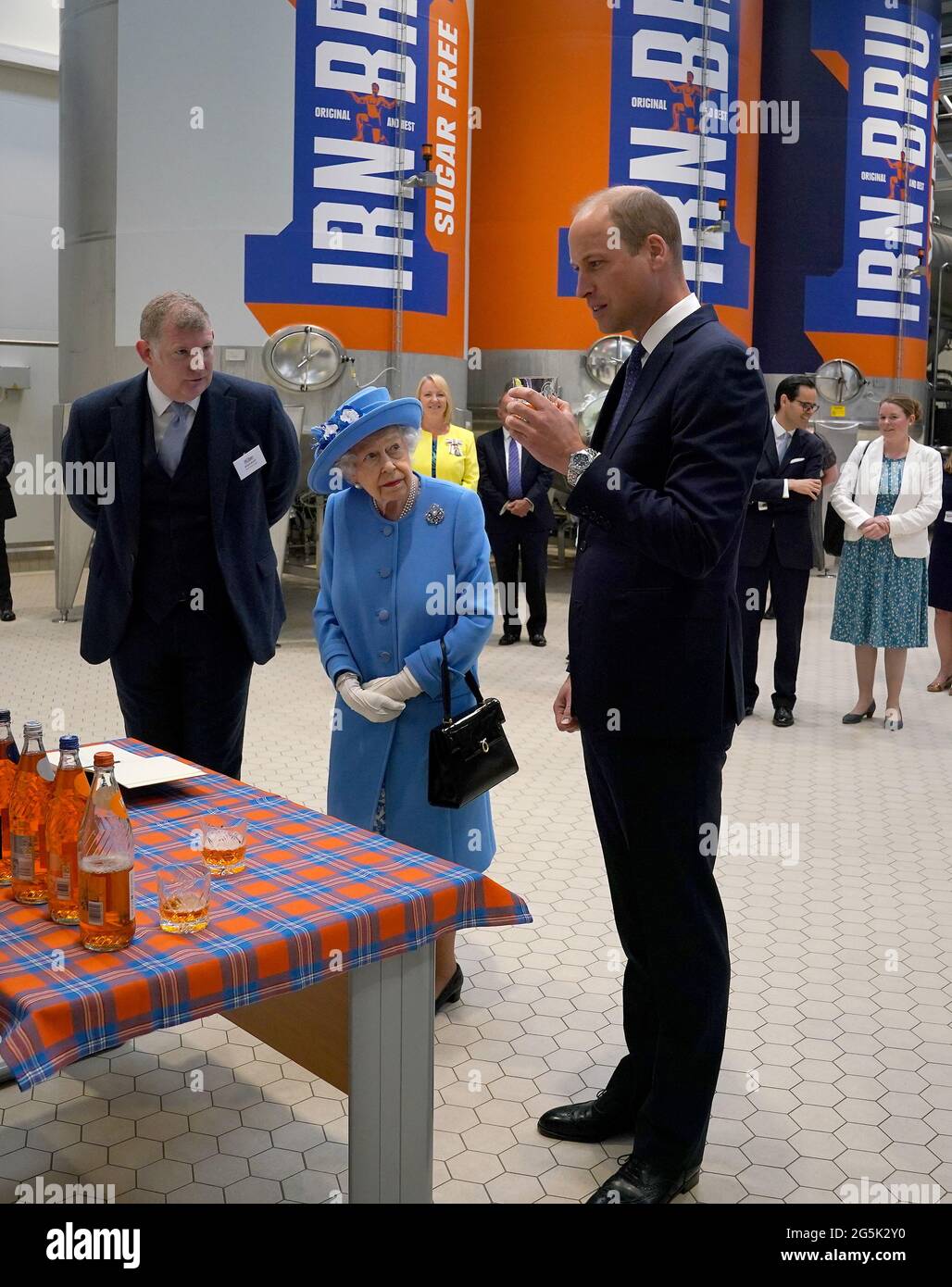 Königin Elizabeth II. Und der Herzog von Cambridge, bekannt als Earl of Strathearn in Schottland, als er Irn Bru während eines Besuchs in AG Barrs Fabrik in Cumbernauld, wo der Irn-Brugetränk hergestellt wird, im Rahmen ihrer traditionellen Reise nach Schottland für die Holyrood Week probeweise. Bilddatum: Montag, 28. Juni 2021. Stockfoto