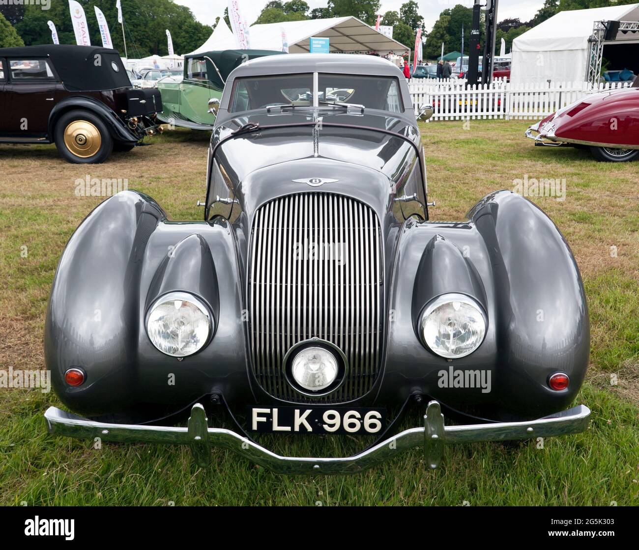 Vorderansicht eines 1939, Bentley 4.25L MX Overdrive Chassis, ausgestellt auf der London Classic Car Show 2021, Syon Park. Stockfoto