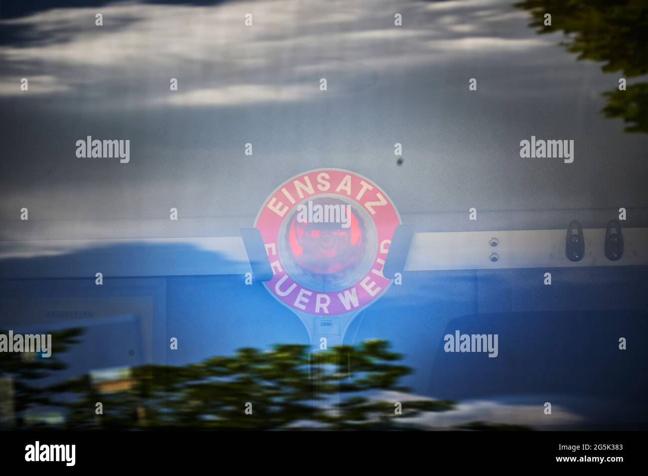 Berlin; Deutschland - 26. Juni; 2021: Blick auf eine Signalscheibe hinter der Windschutzscheibe eines Feuerwehrmotors. Stockfoto