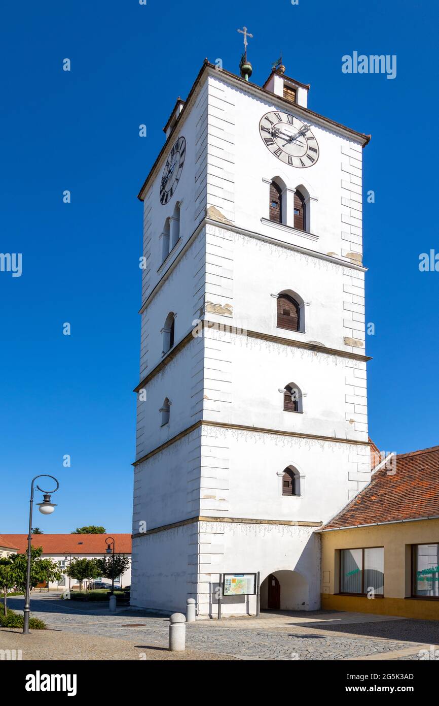 Zvonice Bílá Věž, Strážnice, Morava, Česká republika / campanilla Weißer Turm, Stadt Straznice, Morava, Tschechische republik Stockfoto