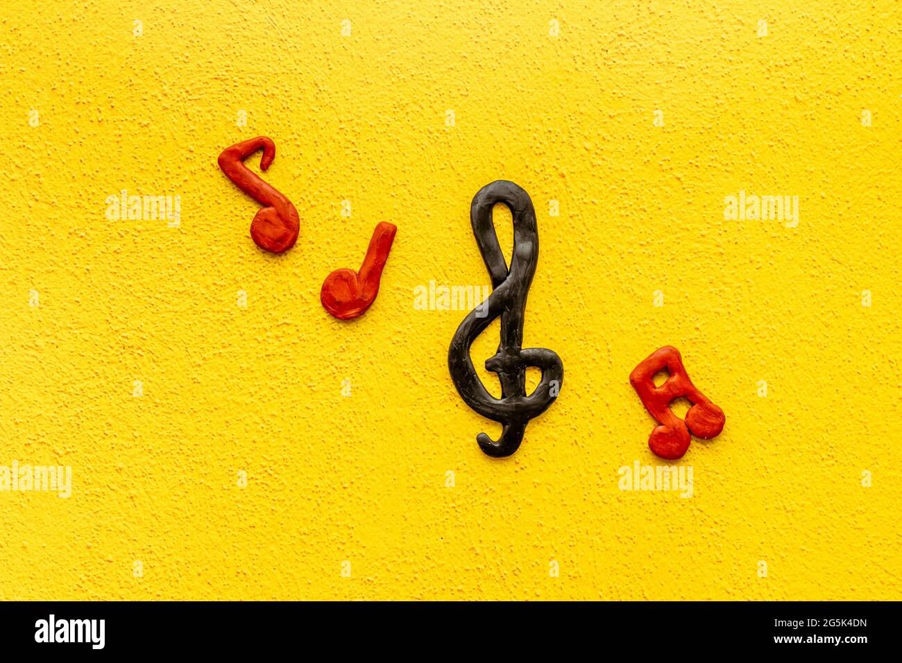 Abstrakte Noten aus Gummi, Draufsicht. Musikhintergrund Stockfoto
