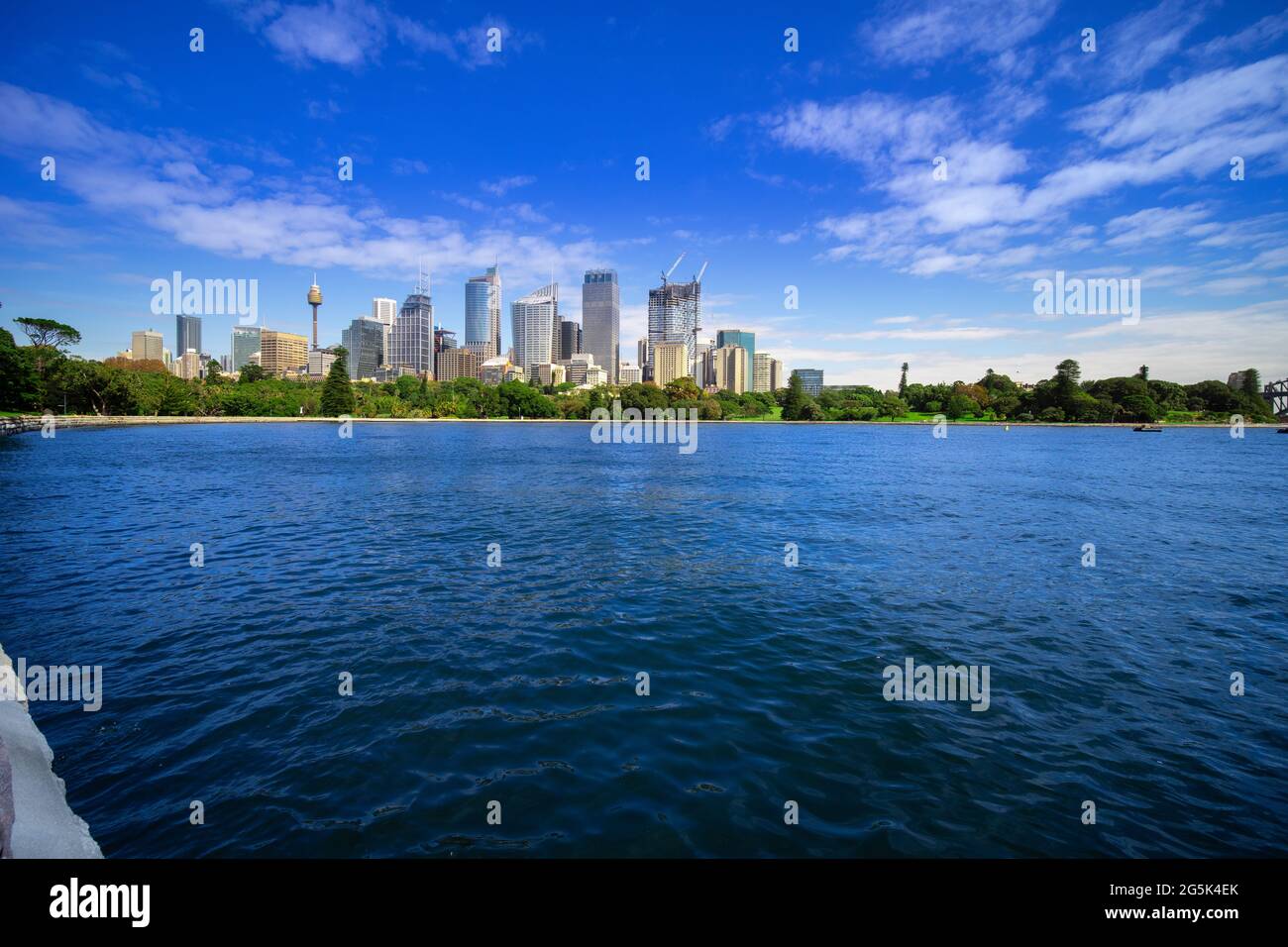 Blick auf den Hafen von Sydney und CDB an einem schönen sonnigen blauen Himmel klares blaues Wasser Boote Yachten und Fähren Wohn- und Geschäftsgebäude Australien Stockfoto