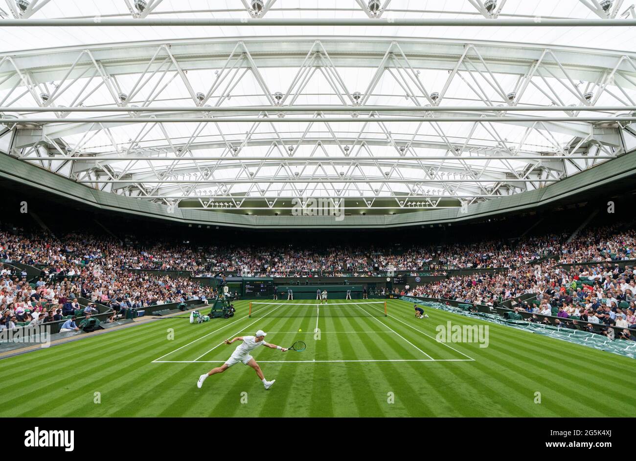 Jack Draper im Kampf gegen Novak Djokovic in der ersten Runde der Herren-Singles auf dem Center Court am ersten Tag von Wimbledon im All England Lawn Tennis and Croquet Club, Wimbledon. Bilddatum: Montag, 28. Juni 2021. Stockfoto