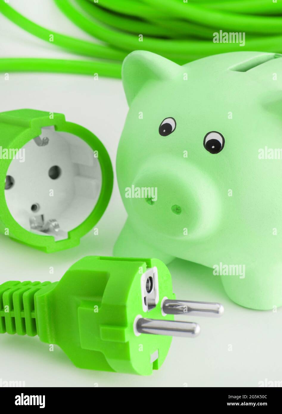 Konzept Green Electricity und Piggy Bank Stockfoto