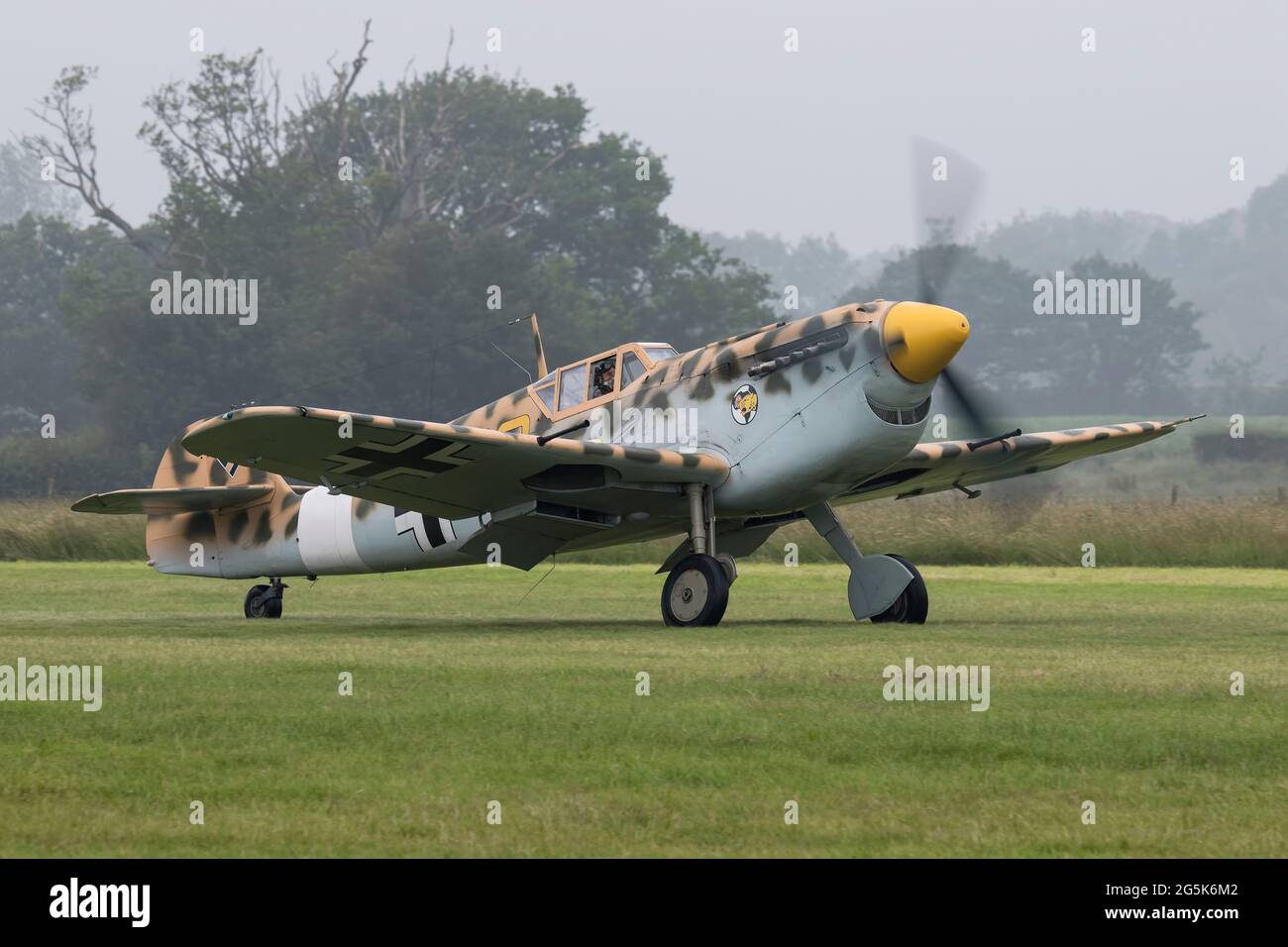 Hispano HA.112 Buchon G-AWHK C.4K-102 auf der Headcorn Airfield Airshow am 27. Juni 2021 Stockfoto