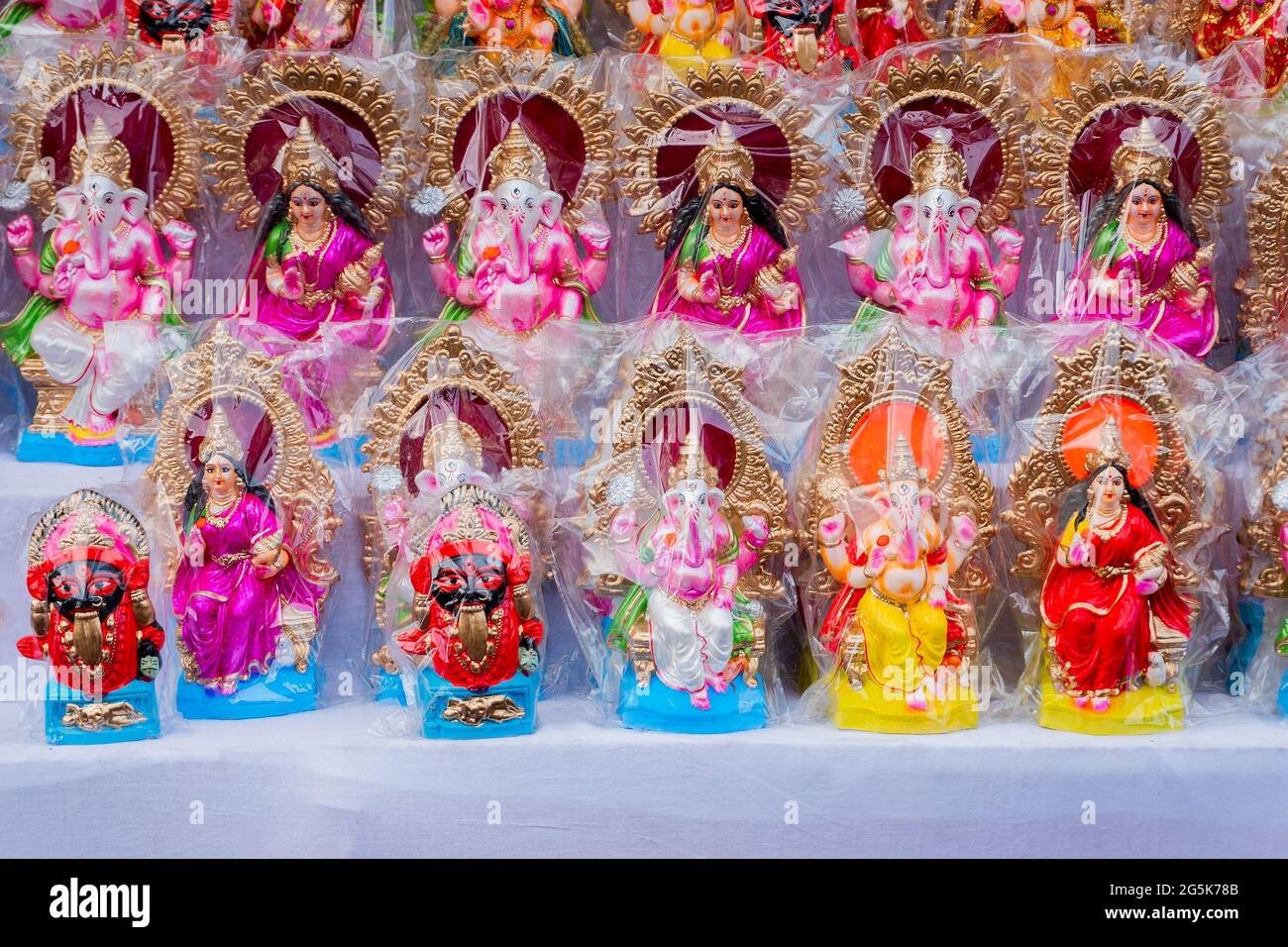 Bunte Lehmidole der Göttin Laxmi und des Gottes Ganesha. Angezeigt zu verkaufen am Kalighat, West Bengal, Indien Stockfoto