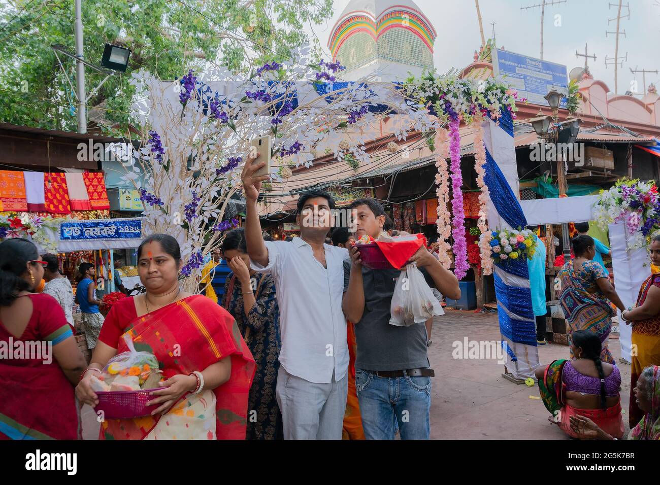 Kalkutta, Westbengalen, Indien - 15. April 2019 : junger Mann, der bunte Tonidole der Göttin Laxmi und Lord Ganesh zur Anbetung trägt, in einem plastikkäfer Stockfoto