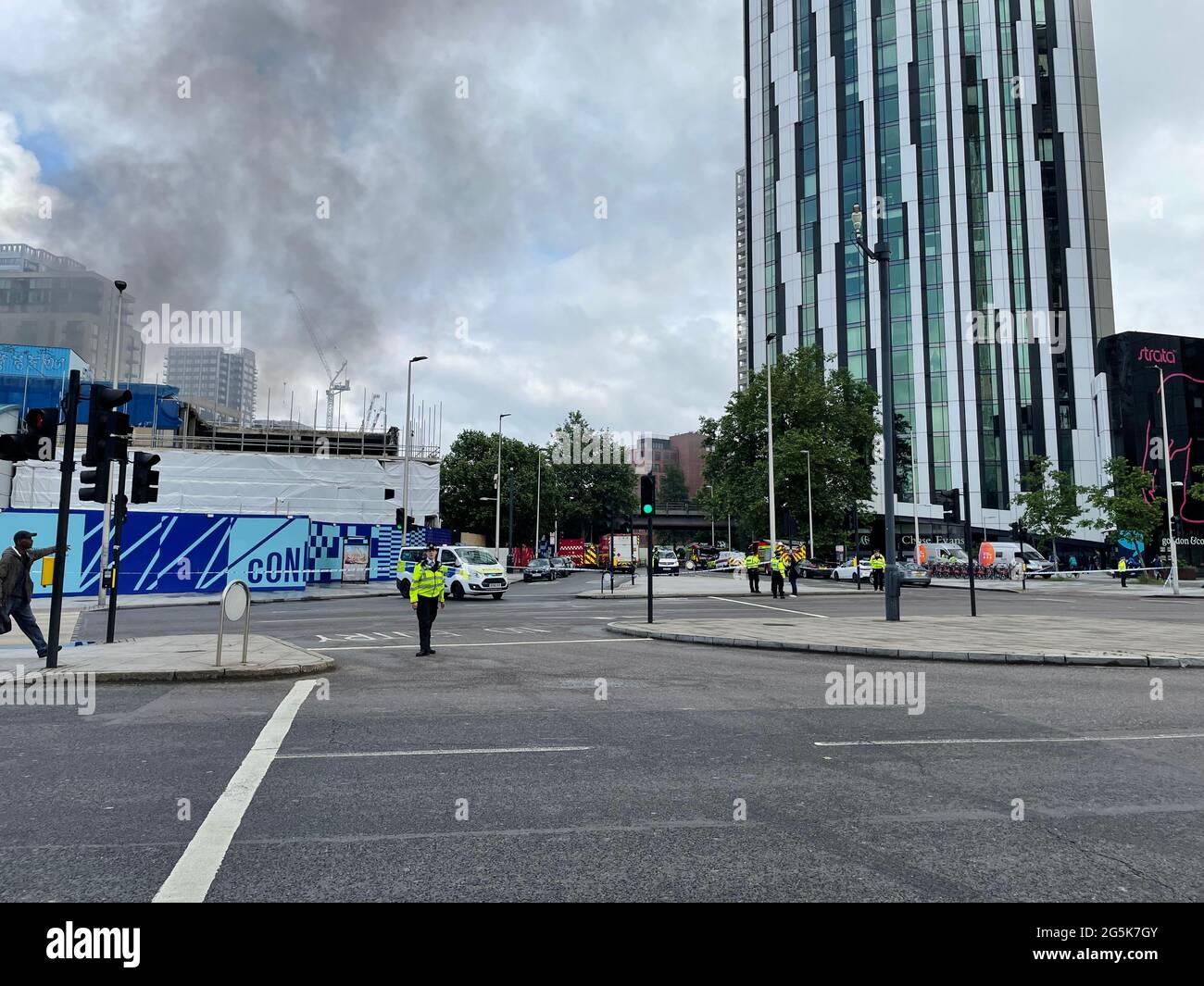 Rettungsdienste am Brandort, der in den Garagen in der Nähe des Bahnhofs Elephant and Castle in London ausgebrochen ist. Ausgabedatum: Montag, 28. Juni 2021. Stockfoto