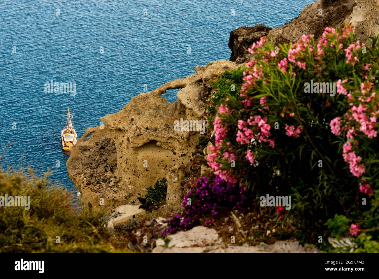 Eine natürliche Felsformation auf der Insel Santorin über dem Caldera-Becken in Griechenland. Stockfoto