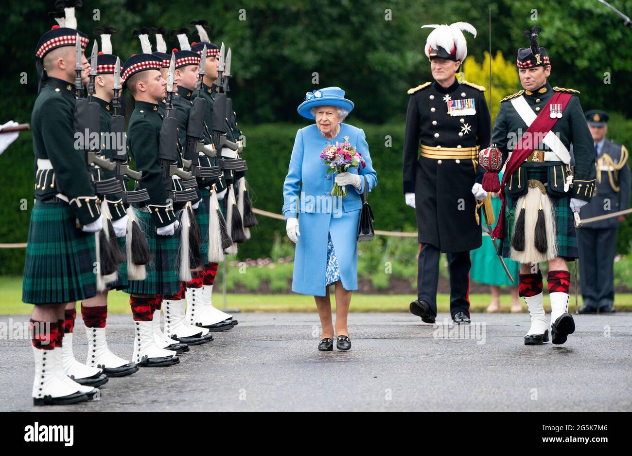 Königin Elizabeth II., die vom Herzog von Cambridge, bekannt als Earl of Strathearn in Schottland, begleitet wurde, nimmt an der Zeremonie der Schlüssel auf dem Vorplatz des Palace of Holyroodhouse in Edinburgh Teil, als Teil ihrer traditionellen Reise nach Schottland für die Holyrood Week. Bilddatum: Montag, 28. Juni 2021. Stockfoto