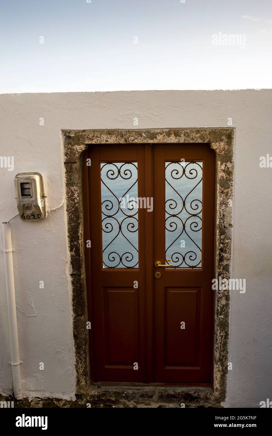 Ein Open-Air-Portal im kykladischen Stil führt zu privaten Unterkünften auf der Insel Santorini in Griechenland. Stockfoto