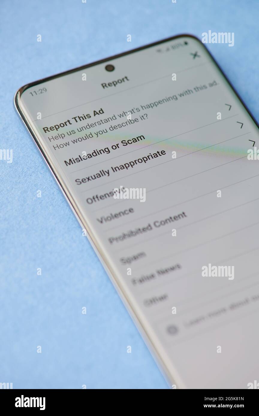 New york, USA - Juni 28 2021: Irreführender Anzeigenbericht auf facebook auf dem Smartphone-Bildschirm Nahaufnahme Stockfoto