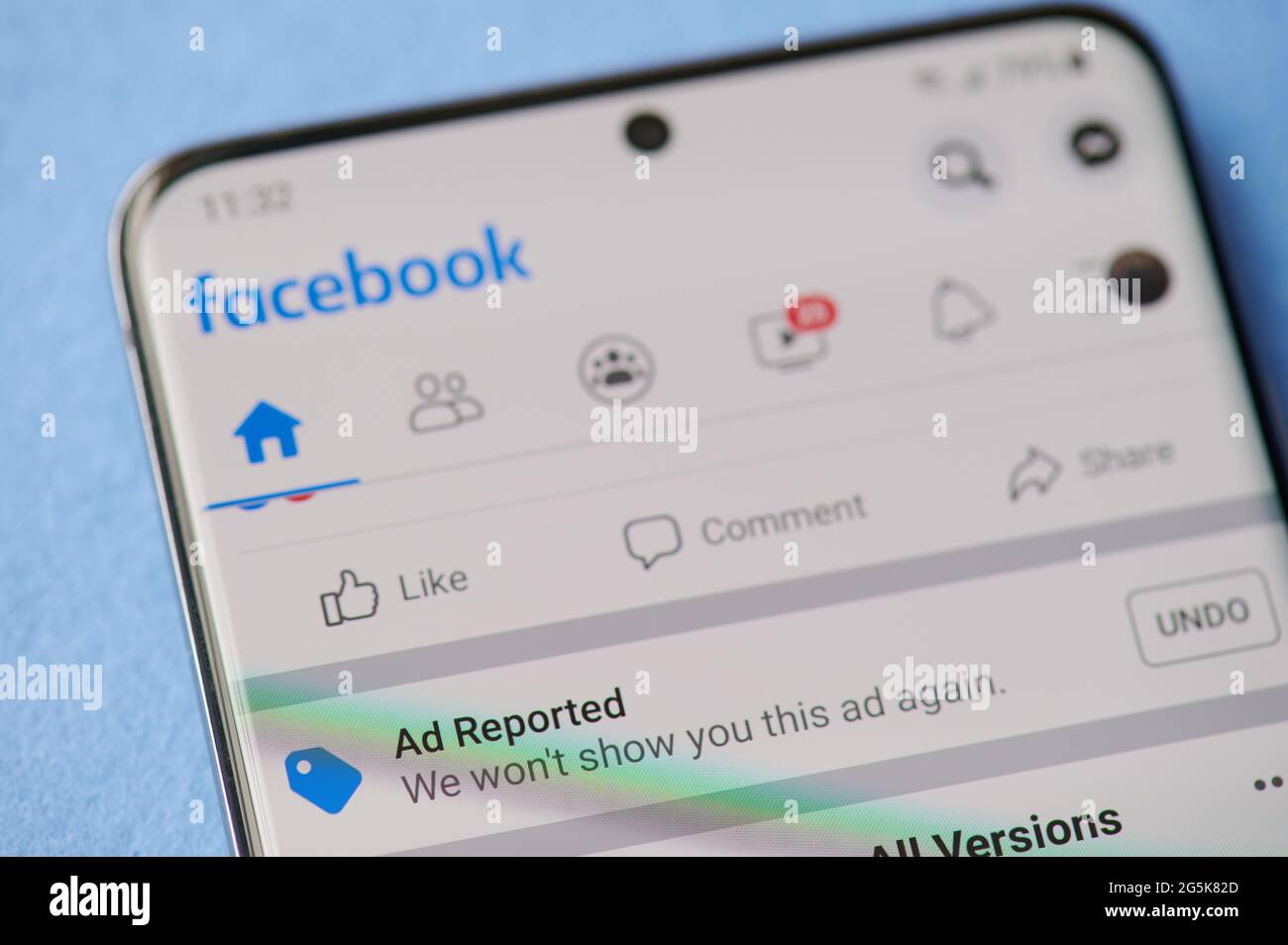 New york, USA - 28 2021. Juni: Versteckt Facebook unangemessene Anzeige auf Smartphone-Bildschirm Nahaufnahme Stockfoto