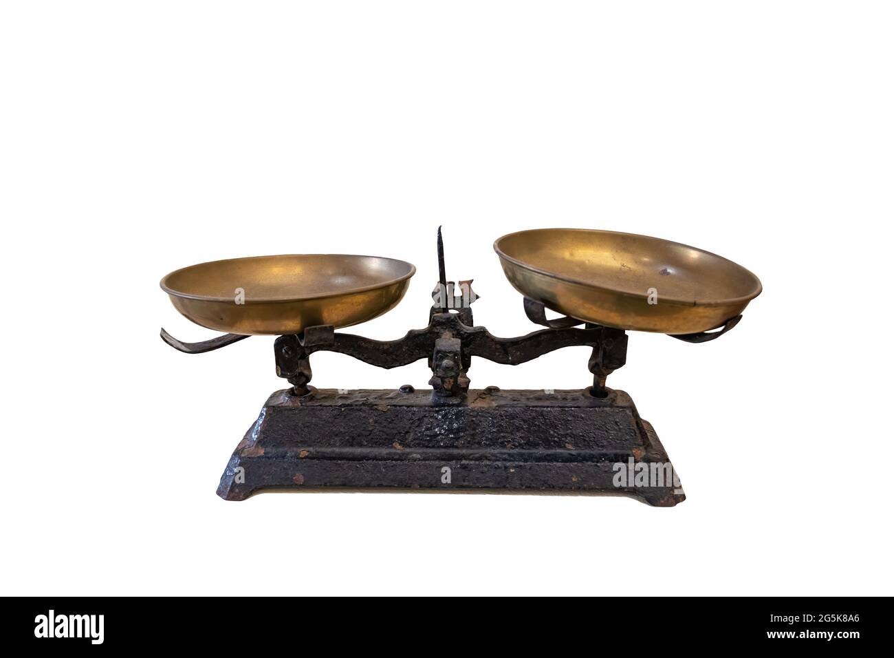 Alte eiserne Küchenwaage isoliert auf weißem Hintergrund Stockfoto