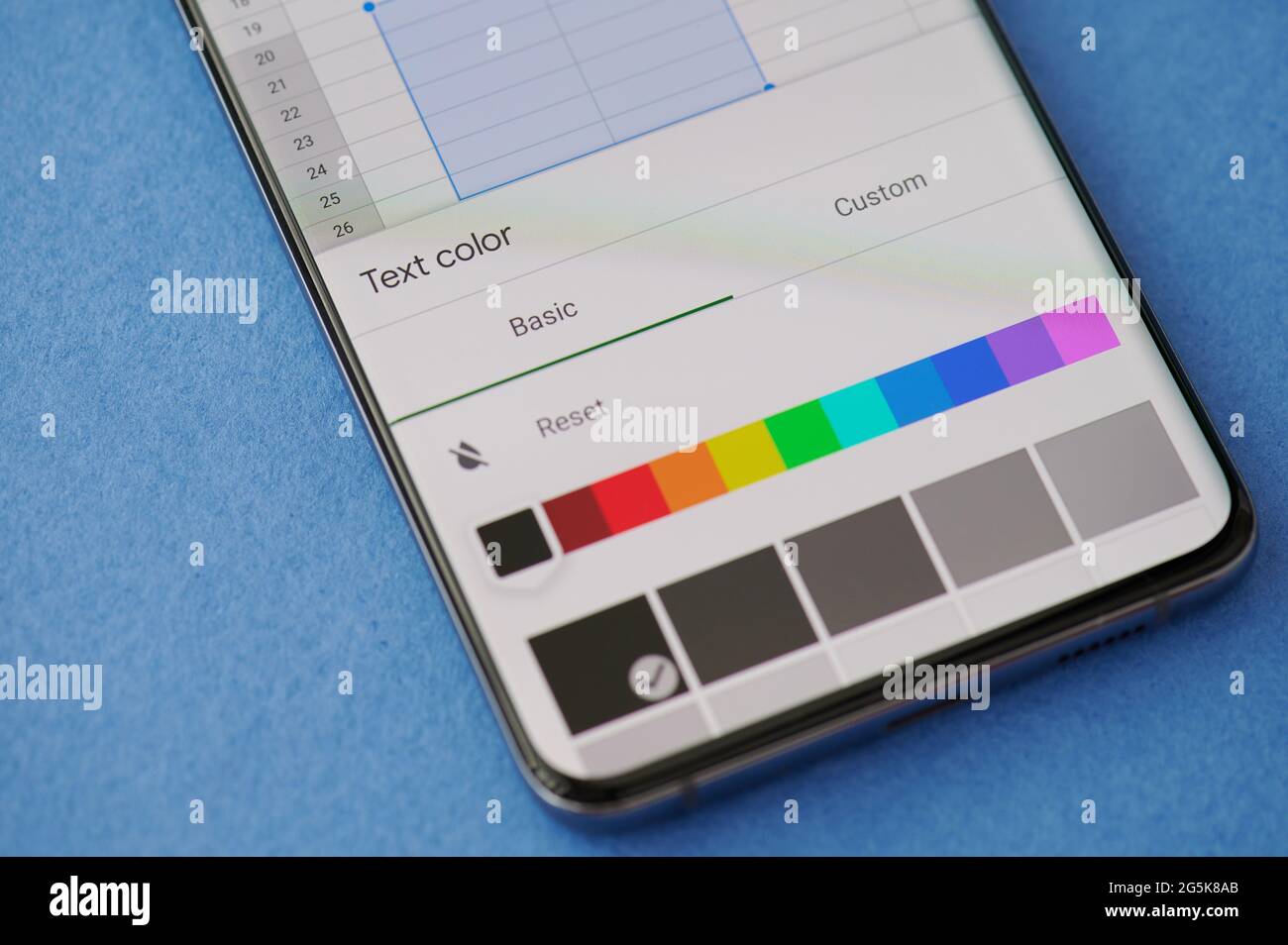 New york, USA - Juni 28 2021: Ändern der Textfarbe in Microsoft Excel auf dem Smartphone-Bildschirm Nahaufnahme Stockfoto