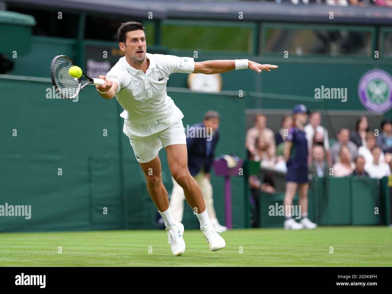 Novak Djokovic hat am ersten Tag von Wimbledon im All England Lawn Tennis and Croquet Club, Wimbledon, auf dem Mittelfeld gegen Jack Draper gehandelt. Bilddatum: Montag, 28. Juni 2021. Stockfoto