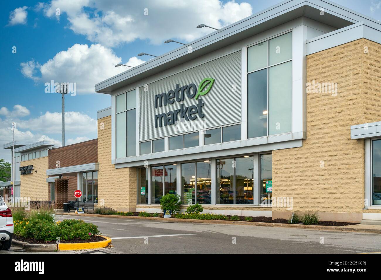 MILWAUKEE, WI, USA - 20. JUNI 2021 - Metro Market Einzelhandel Lebensmittelgeschäft Außenansicht und Markenlogo. Stockfoto