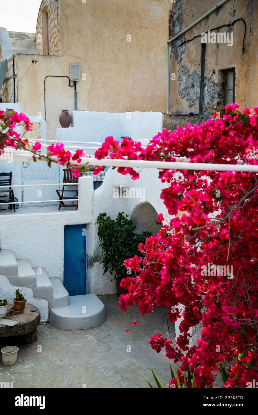 Linien einer Treppe und blaue Tür auf der Insel Santorin in Griechenland. Stockfoto