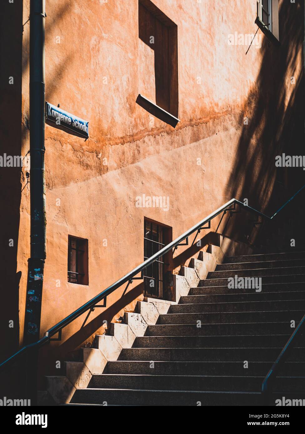 Steintreppen in der Stadt, Sonnenlicht an der Wand, Treppen im Schatten Stockfoto