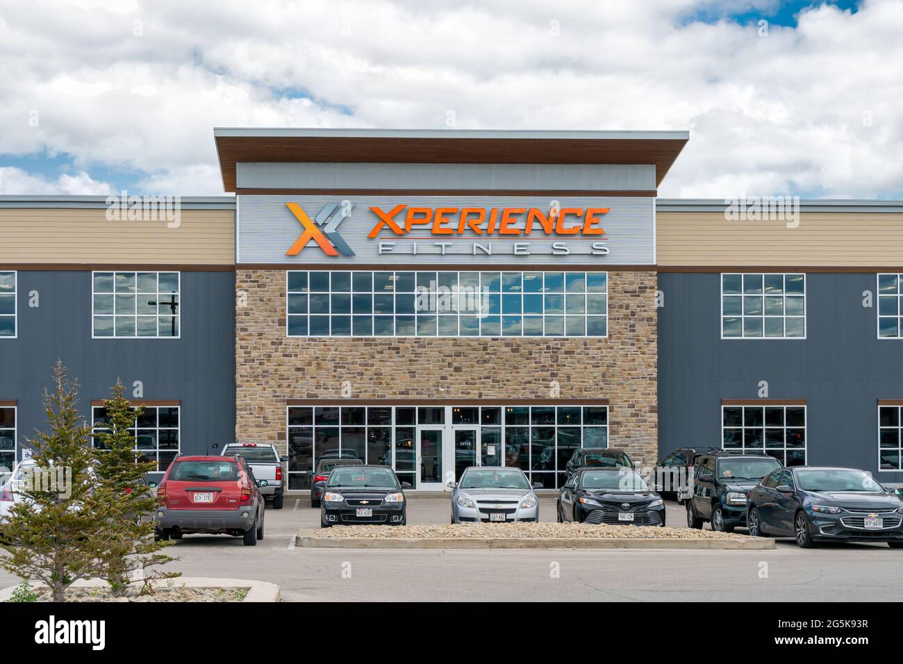 GREEN BAY, WI, USA - 21. JUNI 2021 - Außenansicht des Xperience Fitness Health Club und Markenlogo. Stockfoto