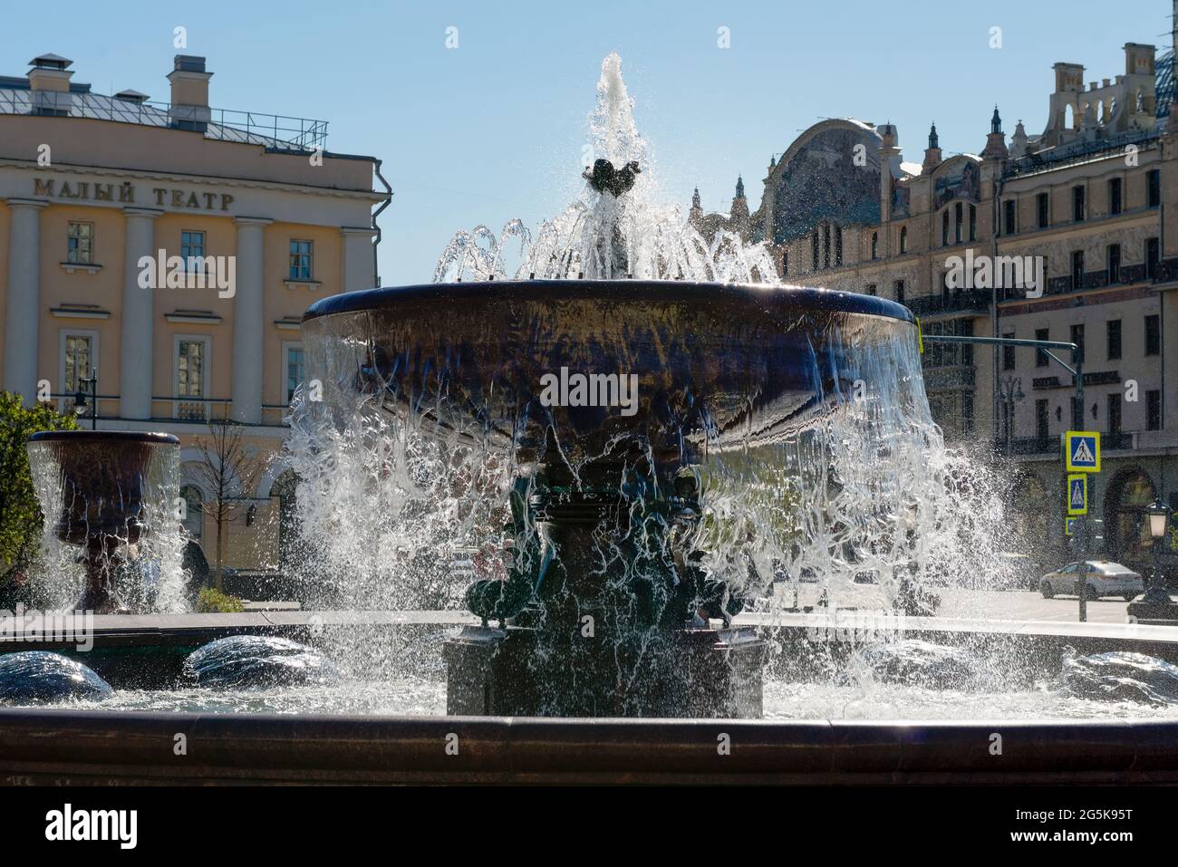 Moskau, Russland - 10. Mai 2021: Blick auf die Brunnen auf dem Platz vor dem Bolschoi-Theater (großes Theater). Moskauer Architektur und Wahrzeichen, Mos Stockfoto