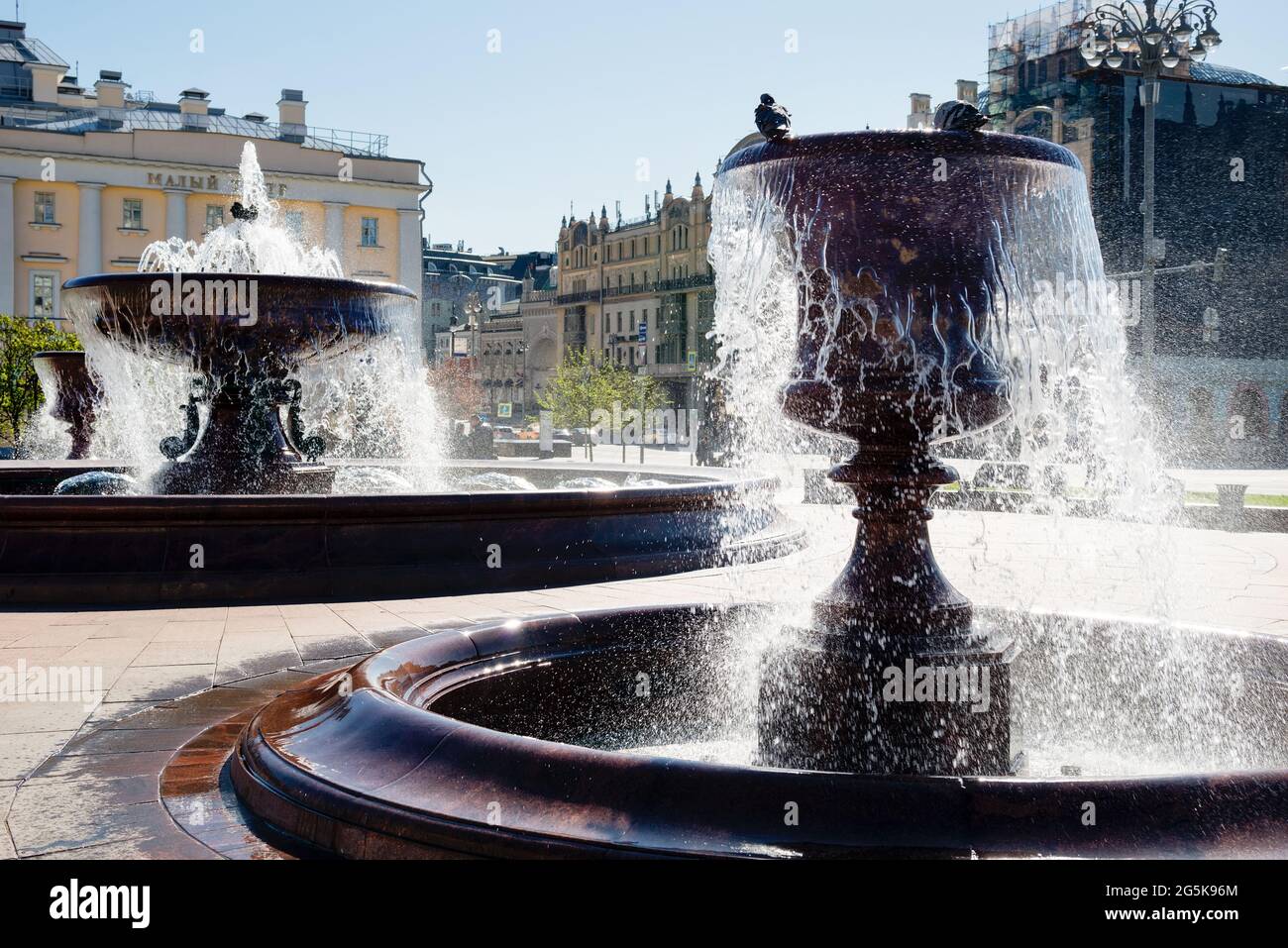 Moskau, Russland - 10. Mai 2021: Blick auf die Brunnen auf dem Platz vor dem Bolschoi-Theater (großes Theater). Moskauer Architektur und Wahrzeichen, Mos Stockfoto