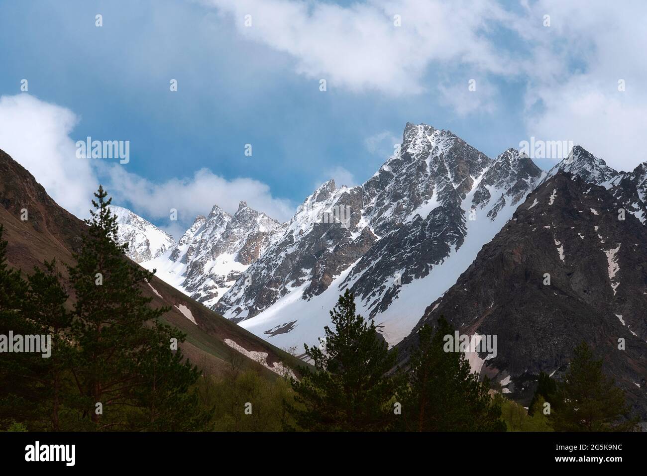 Das Tsanner-Gebirge mit einer Höhe von 4097 Metern im Chegem-Reservat der Kabardino-Balkarischen republik Stockfoto