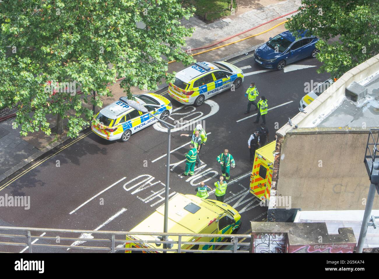 Polizei und Rettungsdienste von oben bei einem Brand in Elephant and Castle gesehen Stockfoto