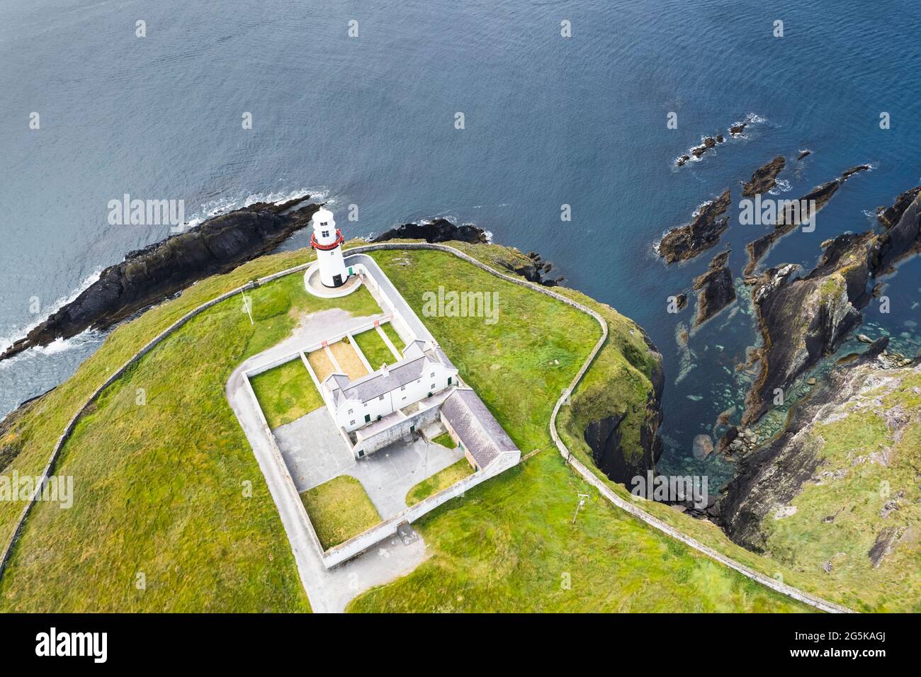 Luftaufnahme des Galley Head Lighthouse in Rathbarry bei Rossarbery, Grafschaft Cork, an der Südküste Irlands. Stockfoto