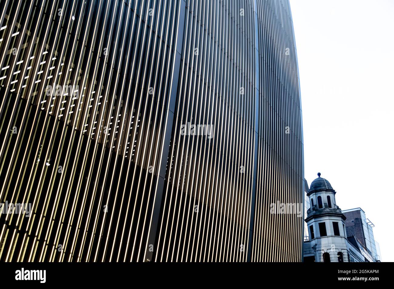 Geschwungene Fassade der 70 St Mary AX (Can of Ham) entlang der Bevis Marks Street in der City of London, Großbritannien Stockfoto