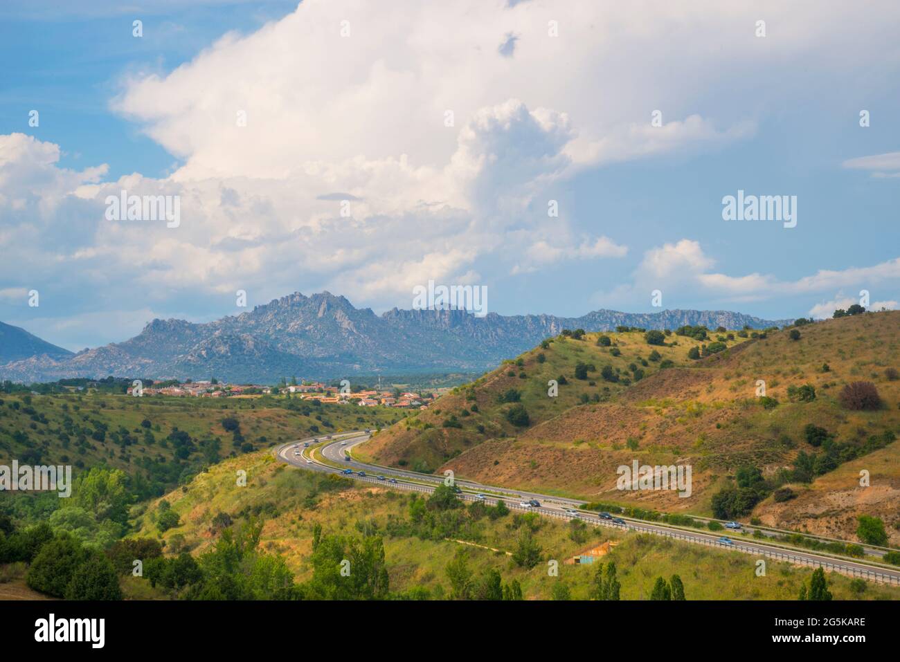 Autobahn A-1 und Sierra de la Cabrera. Venturada, Provinz Madrid, Spanien. Stockfoto