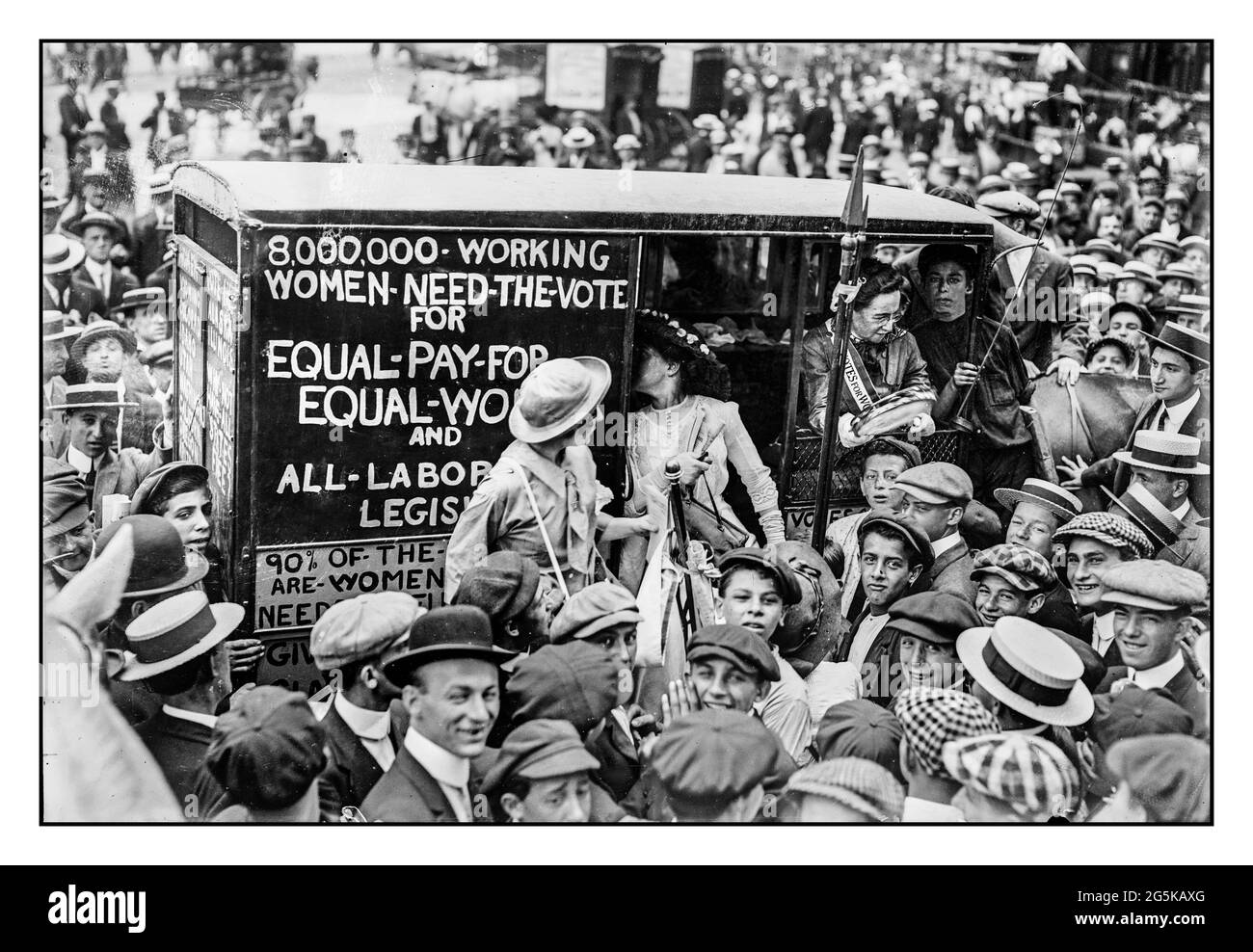 Vintage Suffragettes auf dem Weg nach Boston mit einem Van, der mit Wahlrechtsklausen bedeckt ist Bain News Service, Herausgeber erstellt / veröffentlicht [zwischen ca. 1910 und ca. 1915] Stockfoto