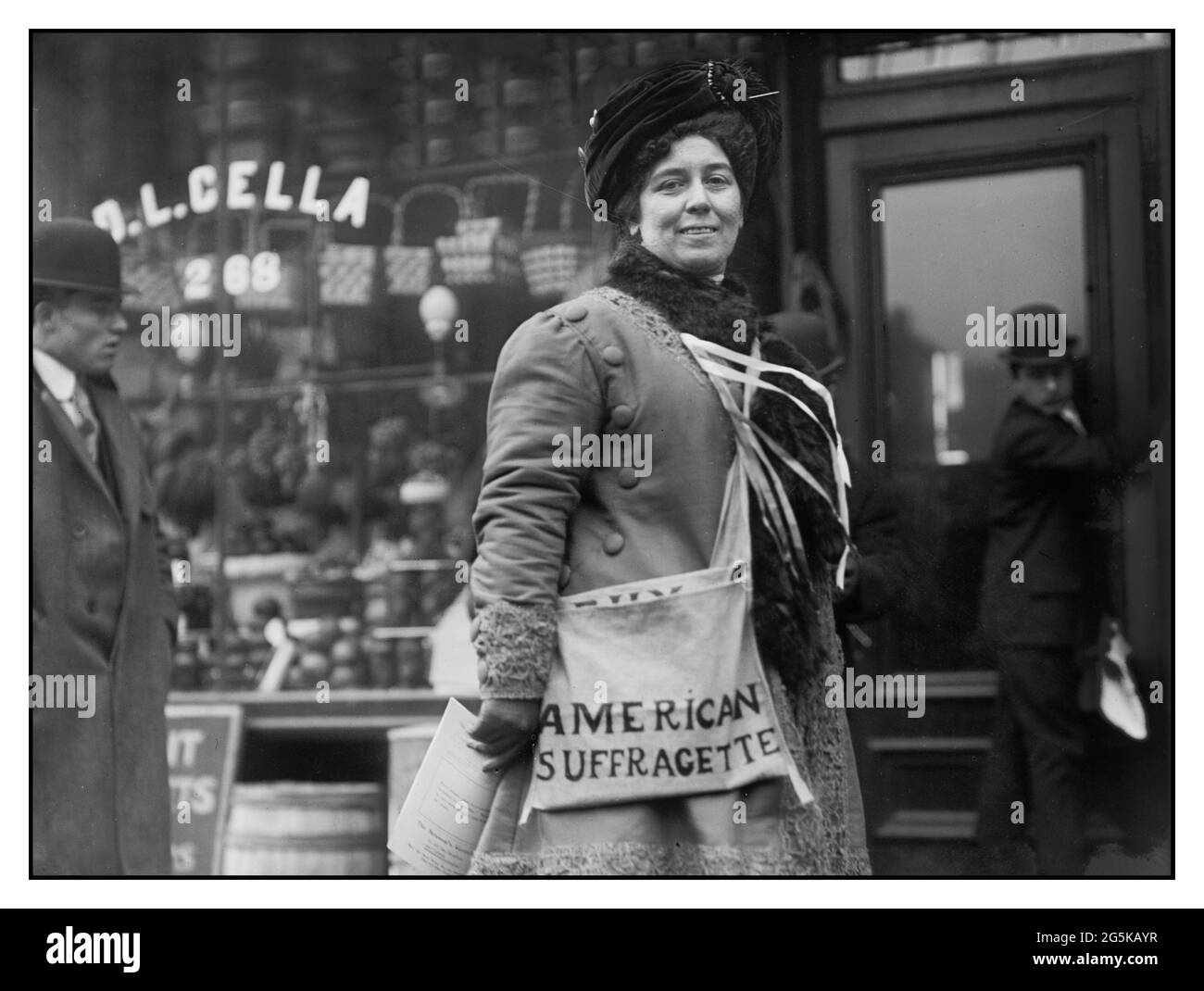 SUFFRAGETTE 1900’s Mrs. H. Riordan, Suffragette verkauft politische Wahlrechtsfaltblätter, um den 19. Zusatzartikel zur Verfassung der Vereinigten Staaten zu fördern Bain News Service, Herausgeber New York USA 1/27/10 Stockfoto