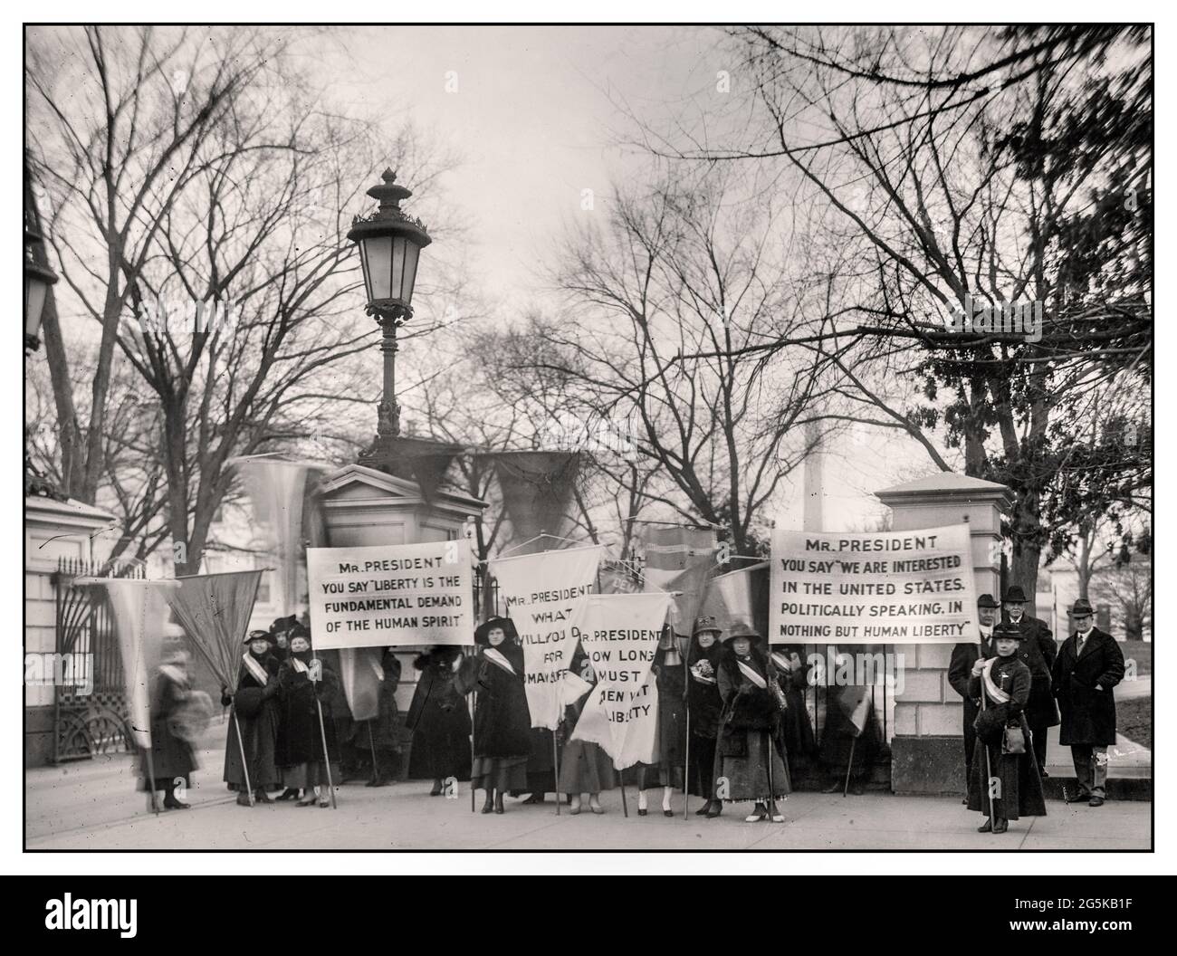Suffragetten Streikposten Transparente Wahlrecht Demonstration im Weißen Haus, [Washington, D.C.] USA zehn Frauenrechtler wurden am 28. August 1917 verhaftet, als sie das Weiße Haus einäschelten. Die Demonstranten waren dort, um unter Druck zu setzen, dass Präsident Woodrow Wilson den vorgeschlagenen „Anthony-Änderungsantrag“ zur Verfassung unterstützt, der Frauen das Wahlrecht garantieren würde. Tägliche Picketing begann am 10. Januar 1917. [Januar 25.1917 Amerika USA - Vereinigte Staaten--District of Columbia--Washington (D.C.) Stockfoto