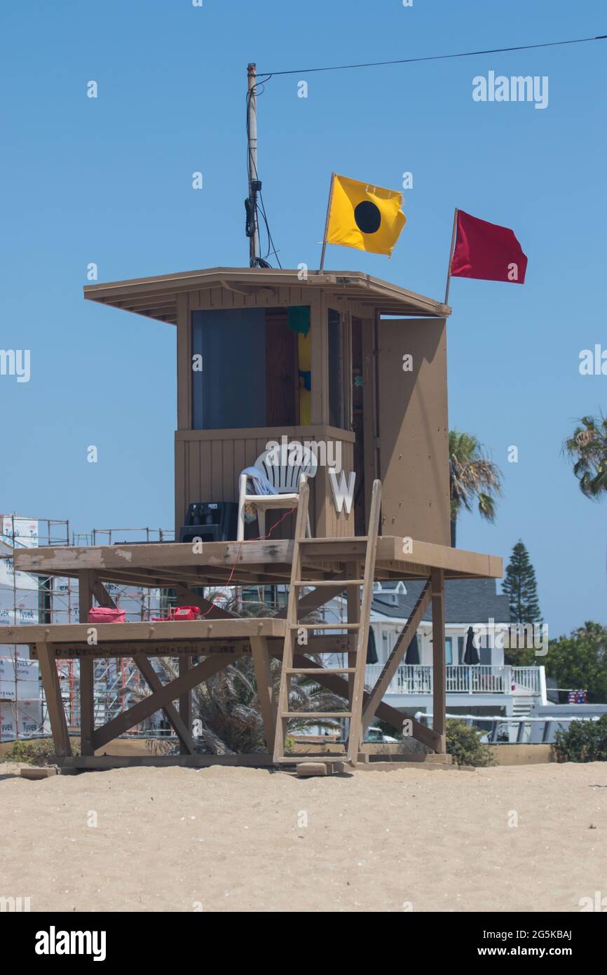 Der Rettungsschwimmer-Turm mit der blackball-Flagge und der roten Flagge für gefährliche Bedingungen.am Wedge, balboa-Halbinsel, Newport Beach, Kalifornien; USA Stockfoto