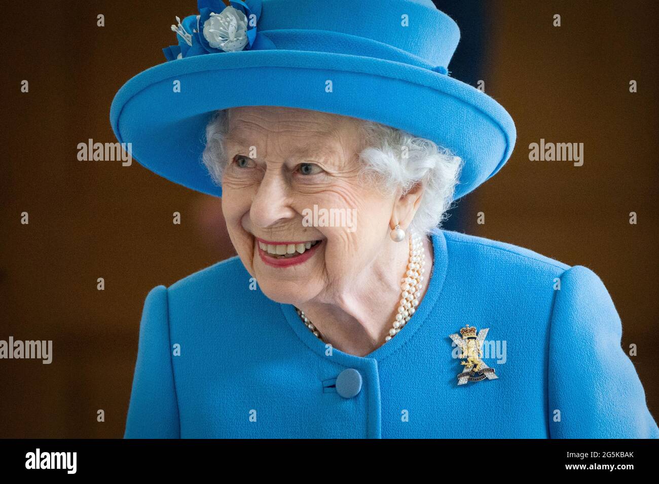 Königin Elizabeth II. Trifft sich mit lokalen Freiwilligen und Schlüsselarbeitern, um ihnen für ihre Bemühungen während der Pandemie im Innenhof des Palace of Holyroodhouse in Edinburgh zu danken, als Teil ihrer traditionellen Reise nach Schottland für die Holyrood Week. Bilddatum: Montag, 28. Juni 2021. Stockfoto
