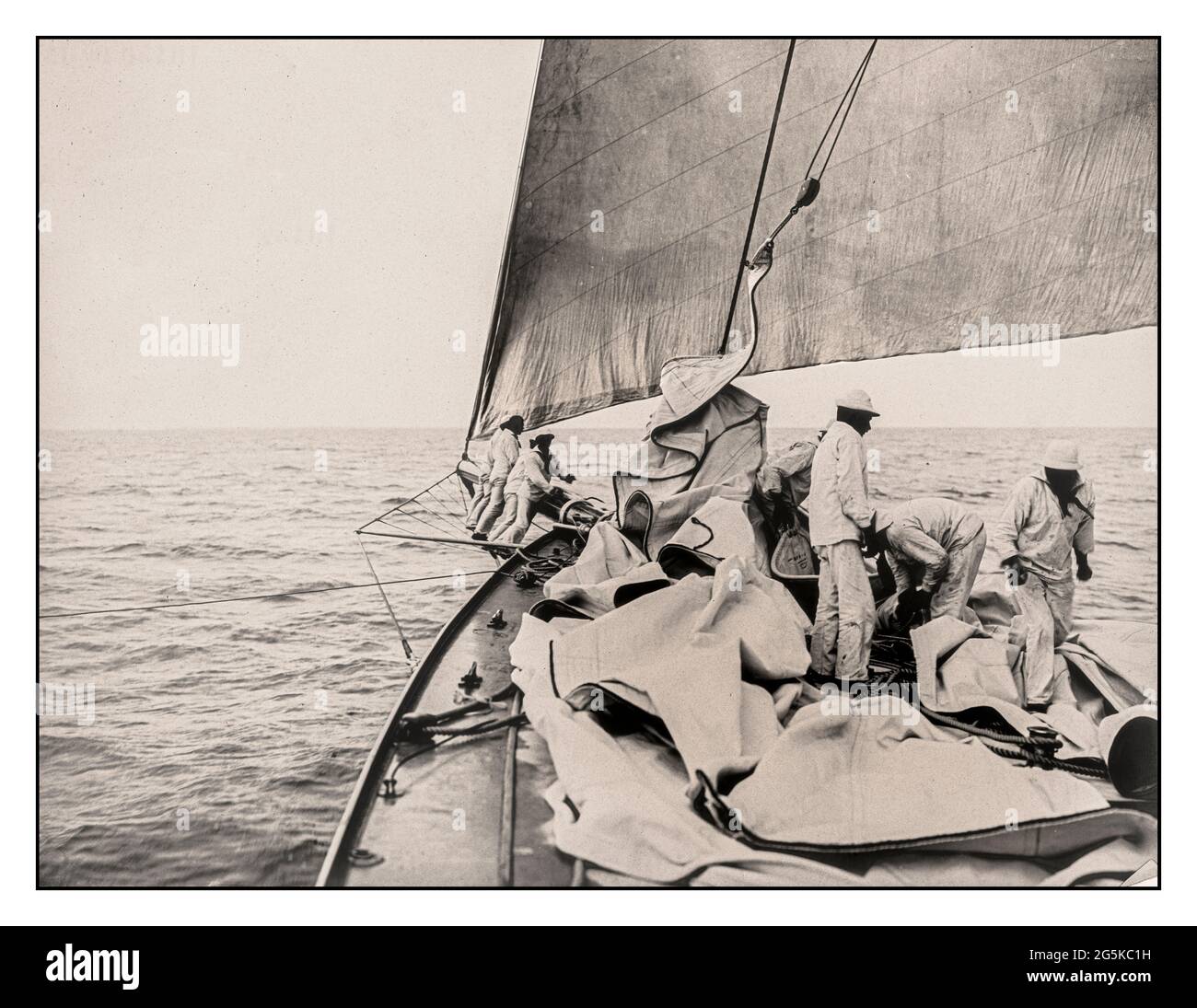 AMERICAS CUP GEWINNER 1903 RELIANCE Handling Sail on the Yacht Reliance, Gewinner des America's Cup 1903] Zusammenfassendes Foto zeigt einen Gaffelschneider, der von Nathanael Greene Herreshoff entworfen und von der Herreshoff Manufacturing Company, Bristol, Rhode Island, für den America's Cup 1903 gebaut wurde. Namen der Mitarbeiter Burton, James, Fotograf erstellt / veröffentlicht [1903] Subject Headings - Reliance (Yacht)--1900-1910 - America's Cup--(12th :--1903 :--New York, N.Y.)--Ausrüstung und Zubehör - Segelboote--American-1900-1910 - Yachten--American-1900-1910 - Segeln-1910 Stockfoto