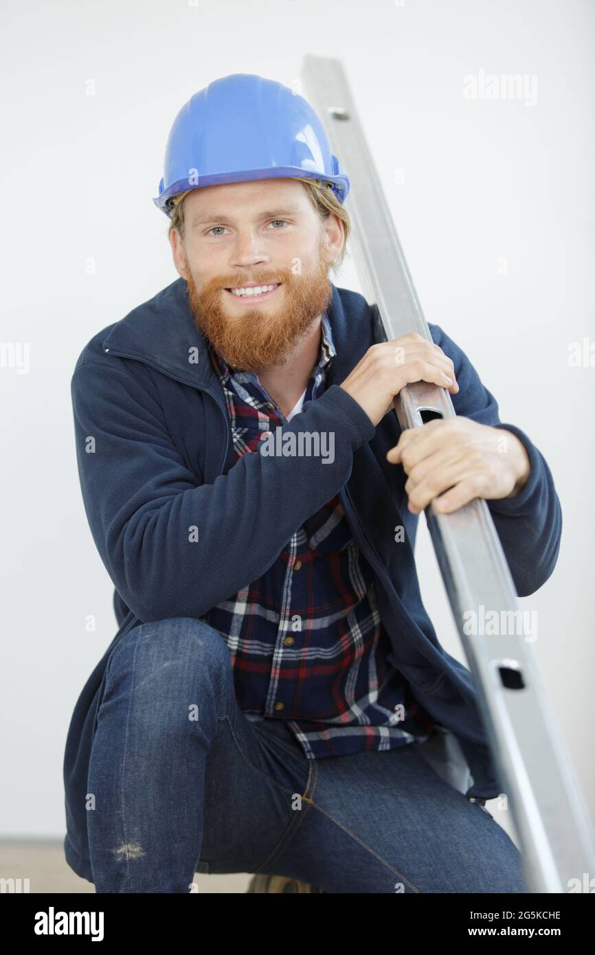 Fleißiger, positiv selbstbewusster Mann in der Arbeitskleidung Stockfoto