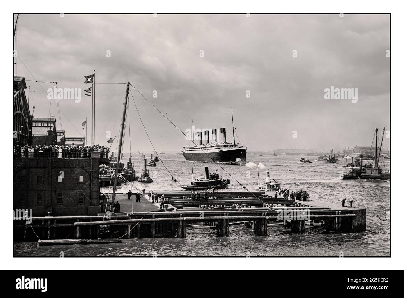 Ankunft RMS OLYMPIC 1911 Anlegestelle Massen Schlepper New York Harbor USA Bain News Service, Herausgeber 1911 Steam Ship Schwesterschiff zu RMS Titanic White Star Line Four Funnel Transatlantic Luxus-Dampfschiff Ocean Liner 1900 Stockfoto