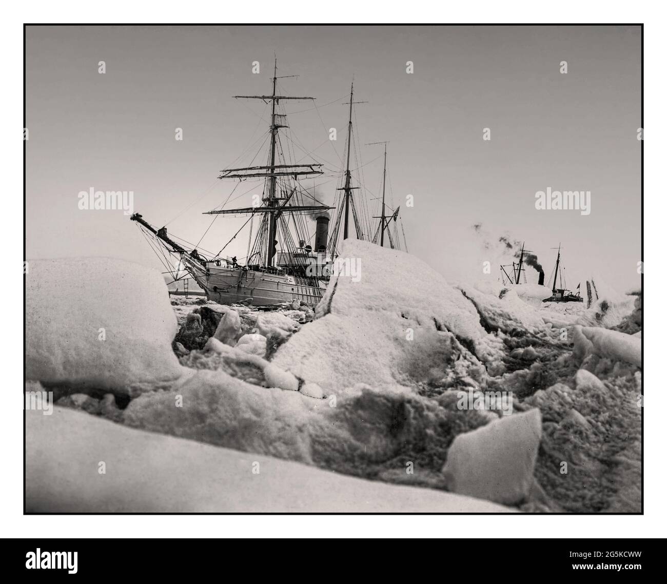 Archivbild 1914 zeigt die U.S.R.C. 'Bear' und S.S. 'Corwin ankerten in einem Eisfeld, umgeben von kleinen Eisbergen. [Zwischen ca. 1900 und 1927] - Bär (Schiff) - Corwin (Schiff) - Schiffe--Alaska--Nome--1890-1930 - Eisberge--Alaska--Nome--1890-1930 - Vereinigte Staaten--Alaska--Nome Headings Photographic Prints--1890-1930. Stockfoto