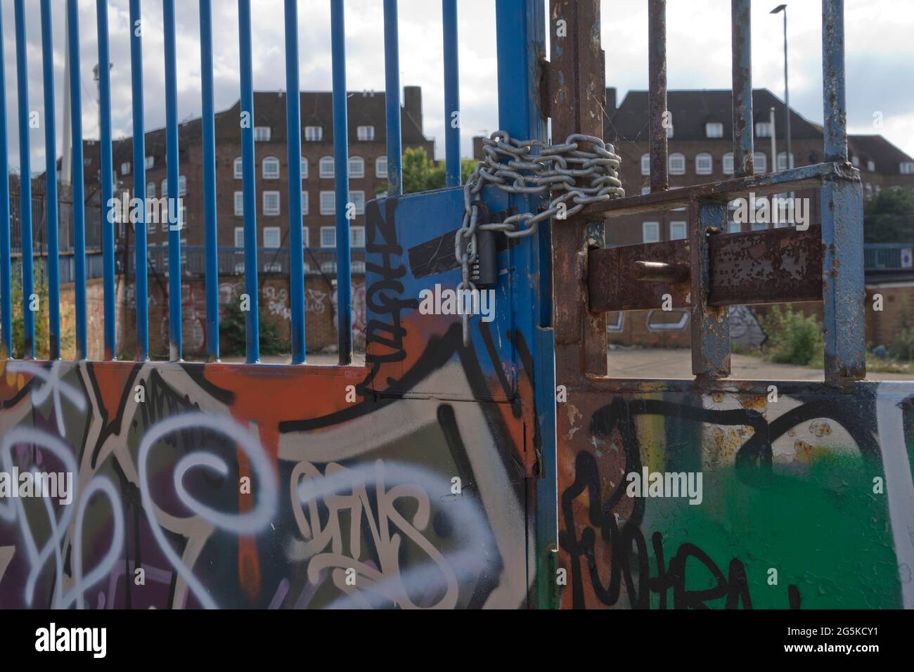 Verlassene Lagerhalle und Industriegebäude am Lee River Canal in der Nähe von Bow, East London, England, Großbritannien Stockfoto